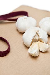 Garlic with separated pieces on wooden chopping board