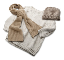 Ropa de bebé, jersey, gorro y bufanda en tonos marrones. Baby clothes, sweater, hat and scarf in brown tones.