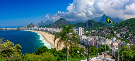 Deurstickers Rio de Janeiro Copacabanastrand in Rio de Janeiro, Brazilië. Het strand van Copacabana is het beroemdste strand van Rio de Janeiro, Brazilië. Skyline van Rio de Janeiro met vlag van Brazilië