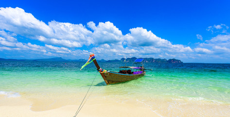 Fototapeta na wymiar Poda Island - Paradise beach in tropical scenery - near Ao Nang, Ao Phra Nang bay, Krabi, Thailand.
