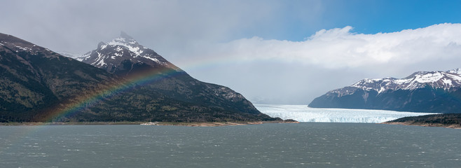 Fototapeta na wymiar Views of The Perito Moreno Glacier and a rainbow on a sunny day. Argentina