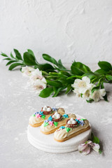 Obraz na płótnie Canvas Chocolate Marshmallows Eclairs with Easter Decor