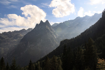 Zauberhafte Alpenlandschaft; Valle Porcellizzo mit Punta Medaccio (Bernina-Alpen)