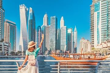 Stof per meter Dubai Vrolijk Aziatisch reizigersmeisje dat op een promenade in het Dubai Marina-district loopt Reisbestemmingen en toeristische levensstijl in de VAE