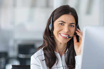 Happy smiling woman working in call center - obrazy, fototapety, plakaty
