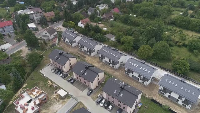 Panorama miasta z osiedlem dom&oacute;w szeregowych z lotu ptaka