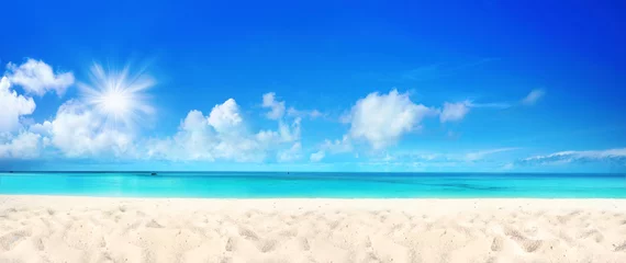 Foto auf Glas Schöner Strand mit weißem Sand, türkisfarbenem Meerwasser und blauem Himmel mit Wolken am sonnigen Tag. Panoramablick. Natürlicher Hintergrund für den Sommerurlaub. © Laura Pashkevich