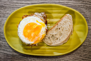 Fototapeta premium milhojas de huevos, gulas y patatas