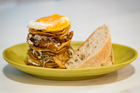 milhojas de huevos, gulas y gambas