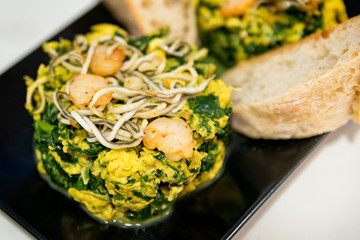 revuelto de espinacas, gulas y gambas