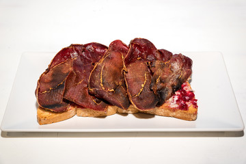 tosta de cecina y mermelada de fresas