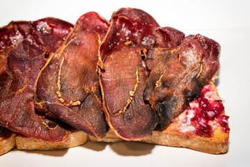 tosta de cecina y mermelada de fresas