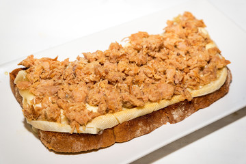 tosta con queso y chicharrones