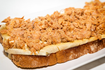 tosta con queso y chicharrones