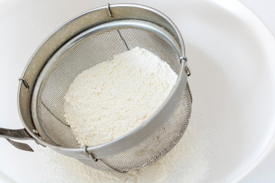 道具で小麦粉をふるうイメージ