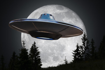Buitenaards ruimteschip (UFO) vliegt & 39 s nachts. Maan op de achtergrond.