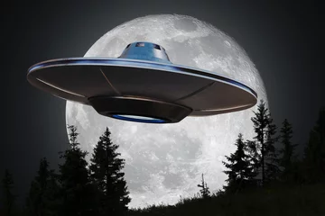 Abwaschbare Fototapete UFO Außerirdisches Raumschiff (UFO) fliegt nachts. Mond im Hintergrund.