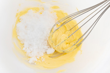 クッキーの材料を泡立て器で混ぜる