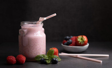 This smoothie with strawberries,blackberries and cranberries, allow us to benefit from the antioxidant properties of the red fruits who are rich in vitamins.