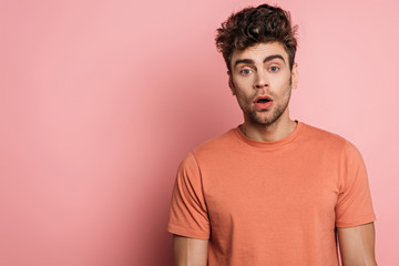 Obraz premium discouraged young man looking at camera on pink background