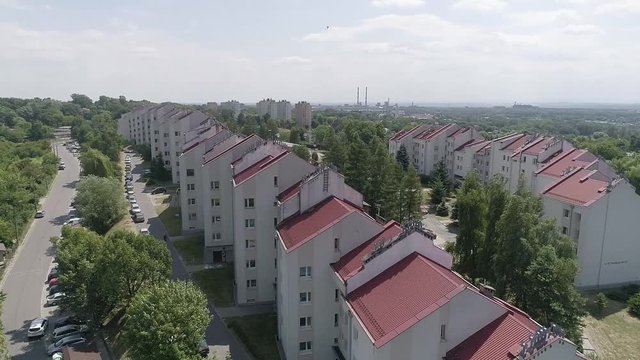 Bloki szeregowe w środku miasta z lotu ptaka
