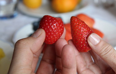 Mangiare frutta fresca - mirtilli e fragole