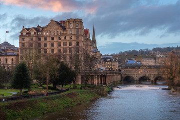 Fototapeta na wymiar View of Avon river with Pulteney bridge and historical building background during sunset at Bath, UK