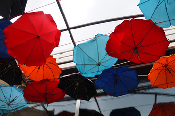 Fototapeta na wymiar multi-colored umbrellas suspended from the ceiling