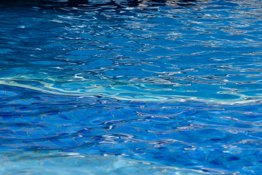 Ondas na piscina com tonalidaes de azul
