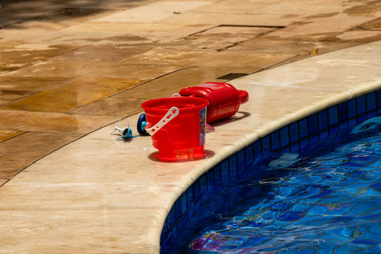 Brinquedo de crian&ccedil;a na beira da piscina