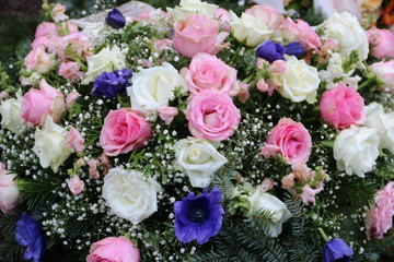 Bunte Blumen nach Beerdigung auf dem Friedhof