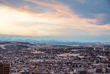 Fototapeta premium Chinook arch over Calgary Alberta at sunset. 