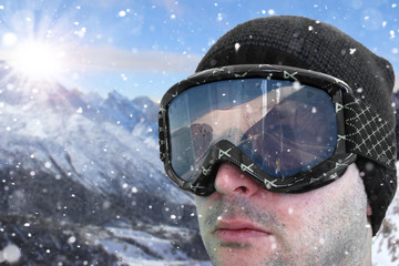 Skifahrer auf dem Berggipfel