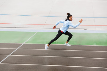Obraz premium Beautiful young fit african sportswoman