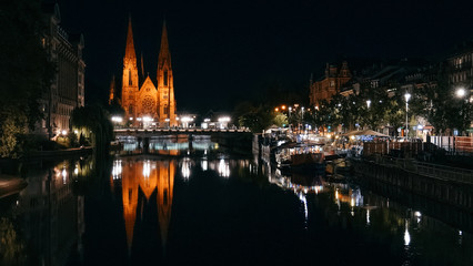 St. Pauls Kirche in Straßburg mit Reflexion bei Nacht