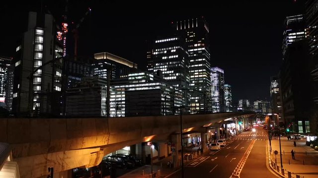 東京の高層ビル群とそれを横切る高架鉄道の夜景