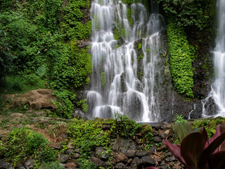 Ein Wasserfall in Singapur, Indonesien