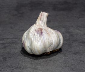 Aglio con sfondo grigio