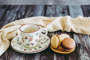 Tasse de café et petits macarons colorés