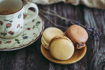 Tasse de café et petits macarons colorés