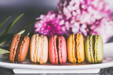 Assortiment de biscuits macarons colorés