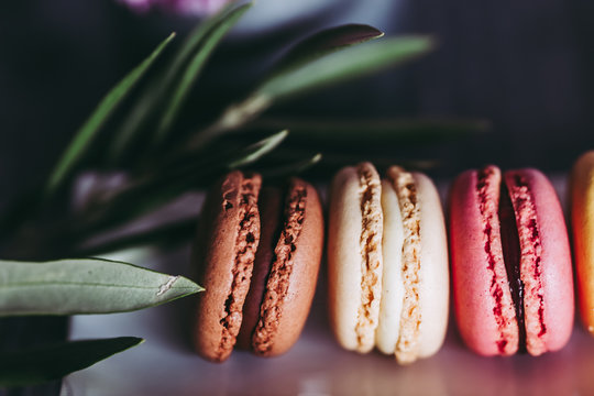 Assortiment de biscuits macarons avec divers parfums