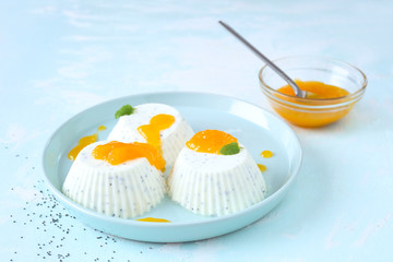 Mohn- Panna cotta mit Aprikosenpüree