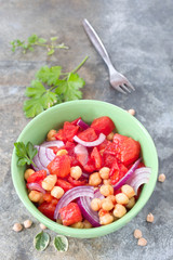 Kichererbsensalat mit Zwiebeln und Tomaten	