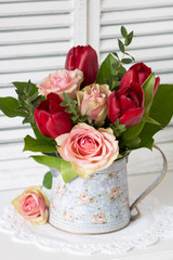 Blumenstrauß mit Rosen und Tulpen in vintage Vase