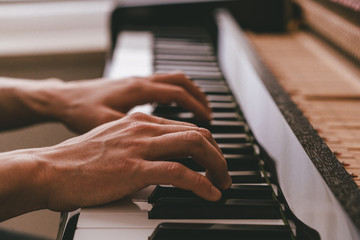 Obraz premium Pianist hands on the piano