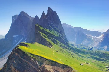 Fotobehang Dolomieten Majestueus berglandschap in de lente - bloeiende berghellingen Seceda, Dolomieten, Italië, wandelpad