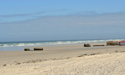 En Bretagne le long des dunes de la baie d'Audierne une grande plage de sable fin parfois bord&eacute;e de blockhaus et les vagues et la mer