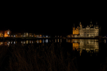 Obraz premium historic Schwerin castle at night