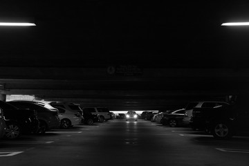 parking subterraneo blanco y  negro